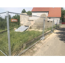Baustelle mit Bauzaun und Hornbach Logo