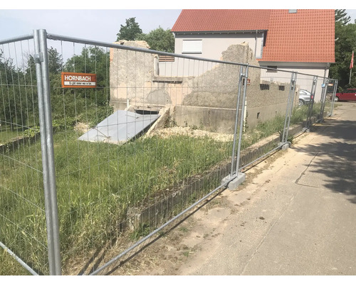 Baustelle mit Bauzaun und Hornbach Logo