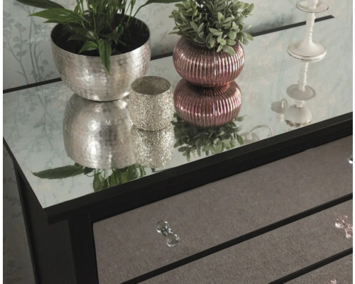 Kommode mit Spiegeloberfläche und dekorativen Accessoires