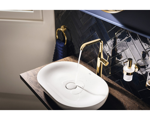 Modernes Badezimmer Waschbecken mit goldenem Wasserhahn auf Holzplatte