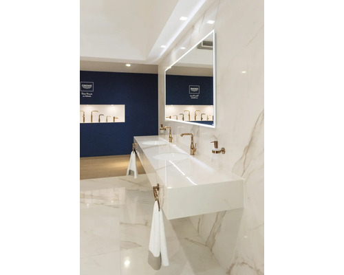 Helles Badezimmer mit Doppelwaschtisch, beleuchtetem Spiegel und Armaturen