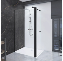 Duschabtrennung mit schwarzem Rahmen, Duschkopf und Duschwanne im modernen Badezimmer.