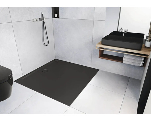 Modernes Badezimmer mit flacher, quadratischer Duschwanne, Waschbecken und Toilette.