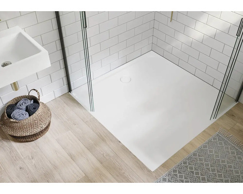 Badezimmer mit Duschwanne, Waschbecken und Handtuchkorb