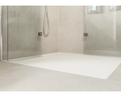 Ebenerdige Dusche mit Duschkabine und Duschkopf