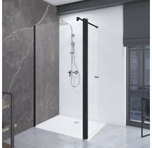 Duschkabine mit schwarzem Rahmen und Duscharmatur in einem Badezimmer