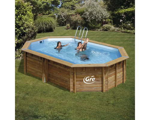 Aufstellpool aus Holz mit Leiter im Garten