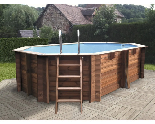 Holzpool mit Leiter im Garten