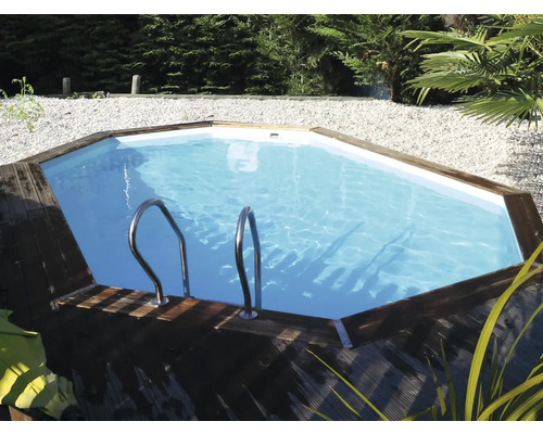 Achteckiger Pool mit Holzumrandung und Leiter im Garten.