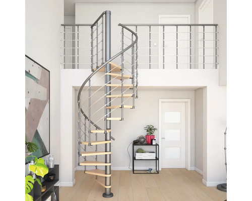 Pertura Spindeltreppe Koralia Buche Leimholz Ø 140 cm Grau 14 Stufen 15 Steigungen Wendeltreppe aus Metall und Holz in einem hellen Wohnraum.