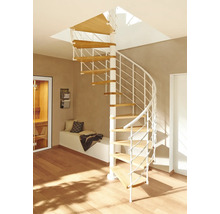 Wendeltreppe aus Holz und Metall in einem hellen Raum mit Sauna und Sitzbereich