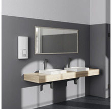 Badezimmer mit Doppelwaschbecken, Spiegel und Warmwasserbereiter