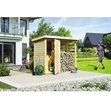 Holzschuppen mit Holzlager und Gartengeräten im Garten