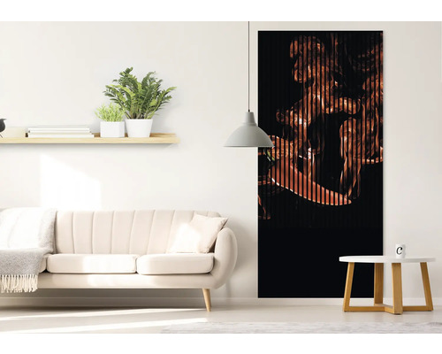 Wohnzimmer mit Sofa, Regal und Wandbild