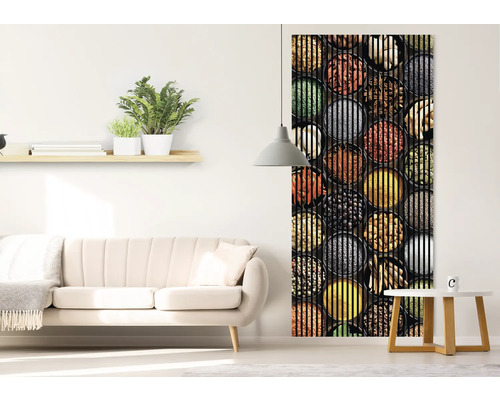 Dekorativer Schiebevorhang mit Gewürzmuster in einem hellen Wohnzimmer