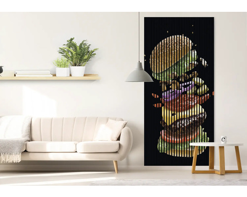 Wohnzimmer mit Sofa, Beistelltisch und einem Lamellenbild mit einem Burger-Motiv