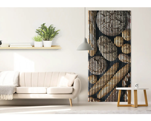 Wohnzimmer mit Sofa, Beistelltisch, Hängeleuchte und Wandpaneel in Holzoptik