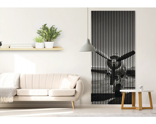 Wohnzimmer mit Sofa, Beistelltisch und Akustikbild mit Flugzeugmotiv