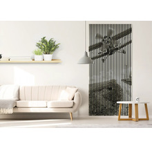 Wohnzimmer mit Sofa, Tisch und Wandbild mit Flugzeugmotiv