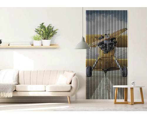 Wohnzimmer mit Sofa, Beistelltisch, Regal und Lamellenbild mit Flugzeugmotiv