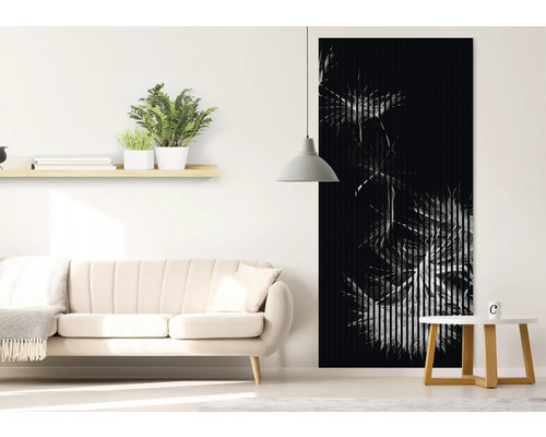 Wohnzimmer mit Sofa, Beistelltisch, Wandpaneel und Pflanzenregal