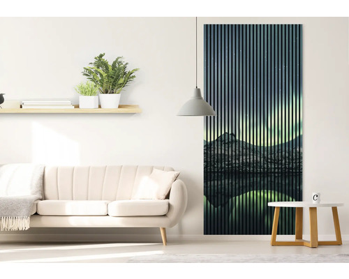 Wohnzimmer mit Sofa, Regal, Lampe und Akustikpaneel mit Bergmotiv