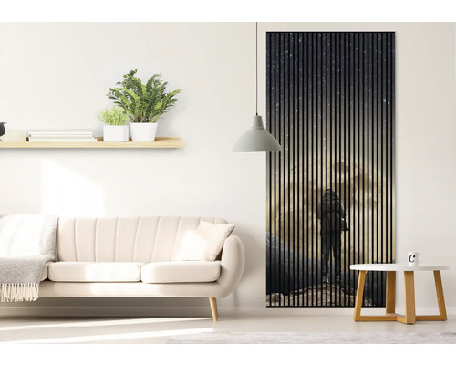 Wohnzimmer mit Sofa, Beistelltisch und Akustikpaneel mit Bergmotiv