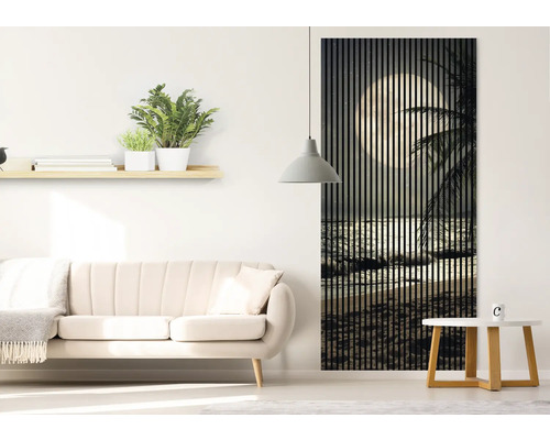 Wohnzimmer mit Sofa und Wandpaneel mit Strandmotiv