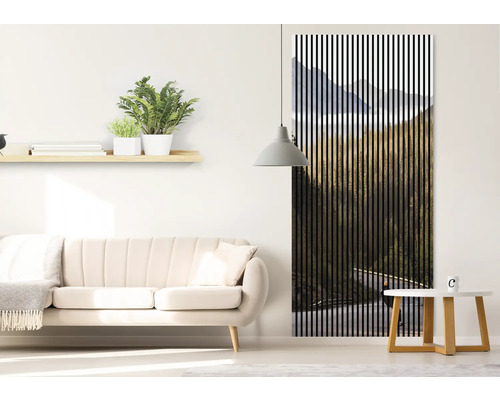 Wohnzimmer mit Sofa, Beistelltisch, Wandregal und Wandpaneel