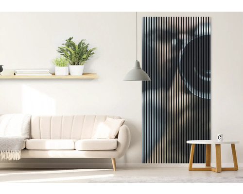 Wohnzimmer mit Sofa, Tisch und Akustikpaneel an der Wand