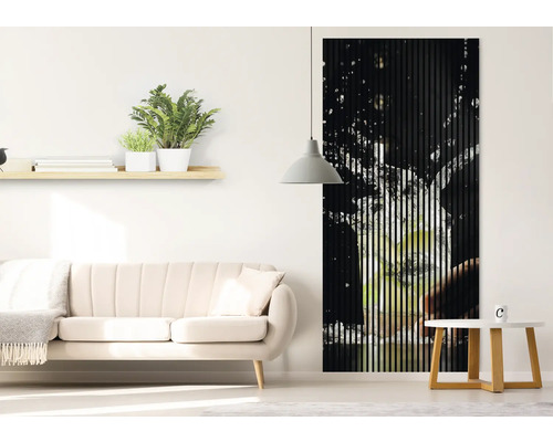 Wohnzimmer mit Sofa, Regal mit Pflanzen und Akustikpaneel mit Wassermotiv