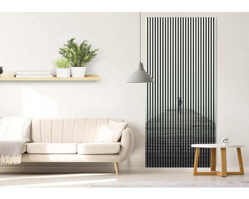 Wohnzimmer mit Sofa, Beistelltisch, Wandregal mit Pflanzen und Türposter mit Streifenmuster und Person