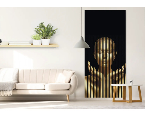 Wohnzimmer mit Sofa, Regal, Zimmerpflanzen, Lampe und einem Wandbild mit einem vertikal gestreiften Frauengesicht