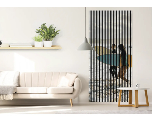 Wohnzimmer mit Sofa, Tisch und Wandbild mit vertikalen Streifen und Surfermotiv