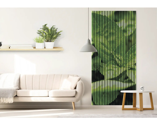 Wohnzimmer mit Sofa, Beistelltisch, Wandregal mit Pflanzen und Akustikpaneel mit Pflanzenmotiv