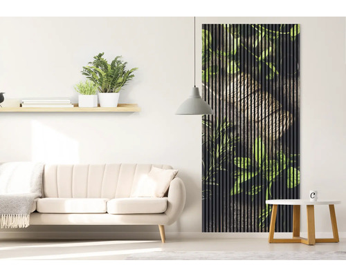 Wohnzimmer mit Sofa, Wandregal mit Pflanzen und dekorativem Holzpaneel