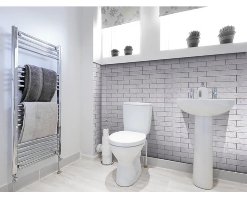 Dekorativer Wandbelag F2701014 fliesen-optik weiß grau Helles Badezimmer mit Toilette, Waschbecken, Handtuchwärmer und Fenster