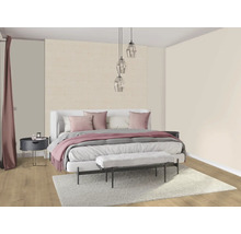 Schlafzimmer mit Bett, Nachttisch, Bank, Teppich und Pendelleuchten