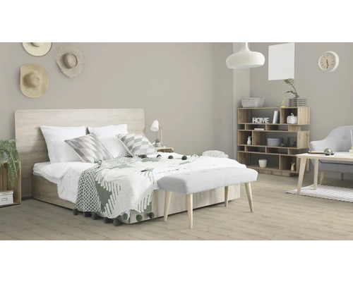 Helles Schlafzimmer mit Bett, Sitzbank, Regal und Dekorationen im modernen Stil.