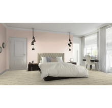 Schlafzimmer mit Bett, Nachttischen, Pendelleuchten und Schreibtisch