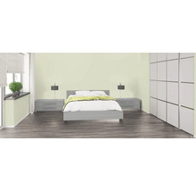 Schlafzimmer mit Bett, Nachttischen und Schrank
