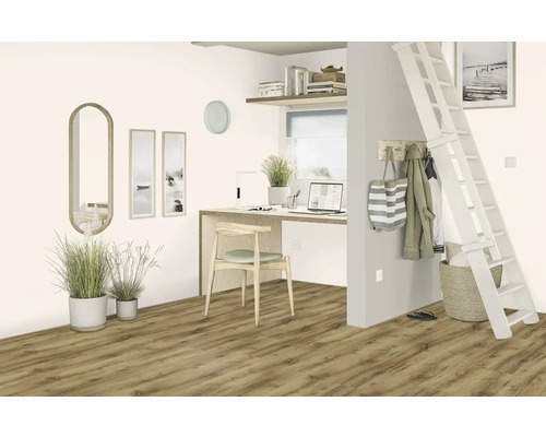 Heller Raum mit Schreibtisch, Holzstuhl, Leiter und Laminatboden in Holzoptik