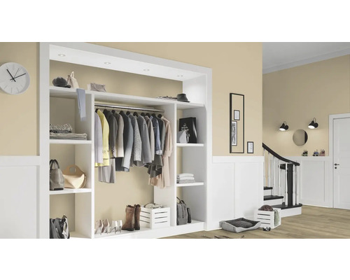 Heller Flur mit Garderobe, Treppe und Dekorationen für ein gemütliches Zuhause.