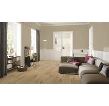 Wohnzimmer mit Sofa, Kaminofen und Holzboden