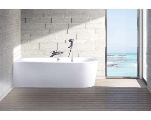 Badezimmer mit freistehender Badewanne, Armatur und Fliesenwand