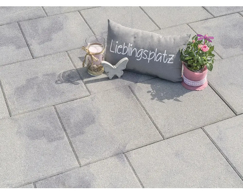 Verlegte Betonpflastersteine mit Dekoration