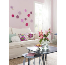Wohnzimmer mit Sofa, Tisch und Wanddekoration mit Blumen