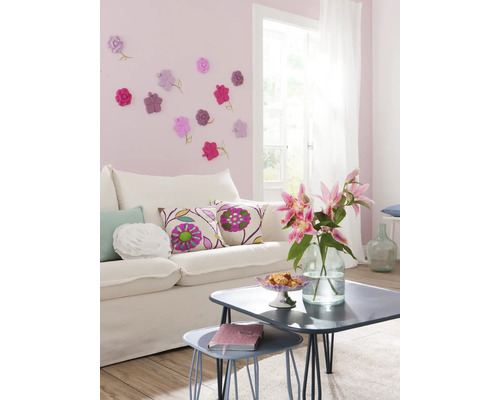 Wohnzimmer mit Sofa, Tisch und Wanddekoration mit Blumen