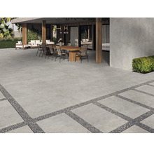 Terrasse mit Steinplatten, Kies und Gartenmöbeln