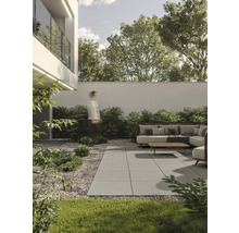 Garten mit Steinplatten, Rasenfläche und Sitzgruppe